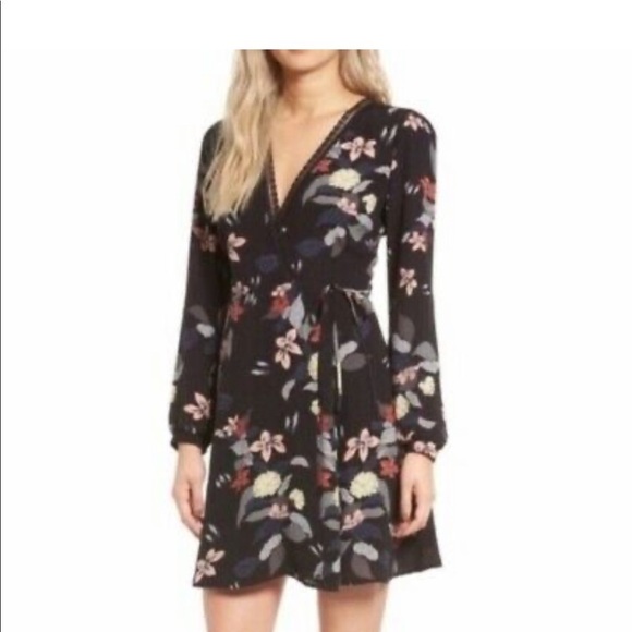 ASTR the label Long Sleeve Wrap Dress Black Floral Open Back - Picture 2 of 8